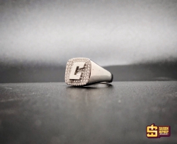 Nhẫn Chữ Cái Mặt Vuông